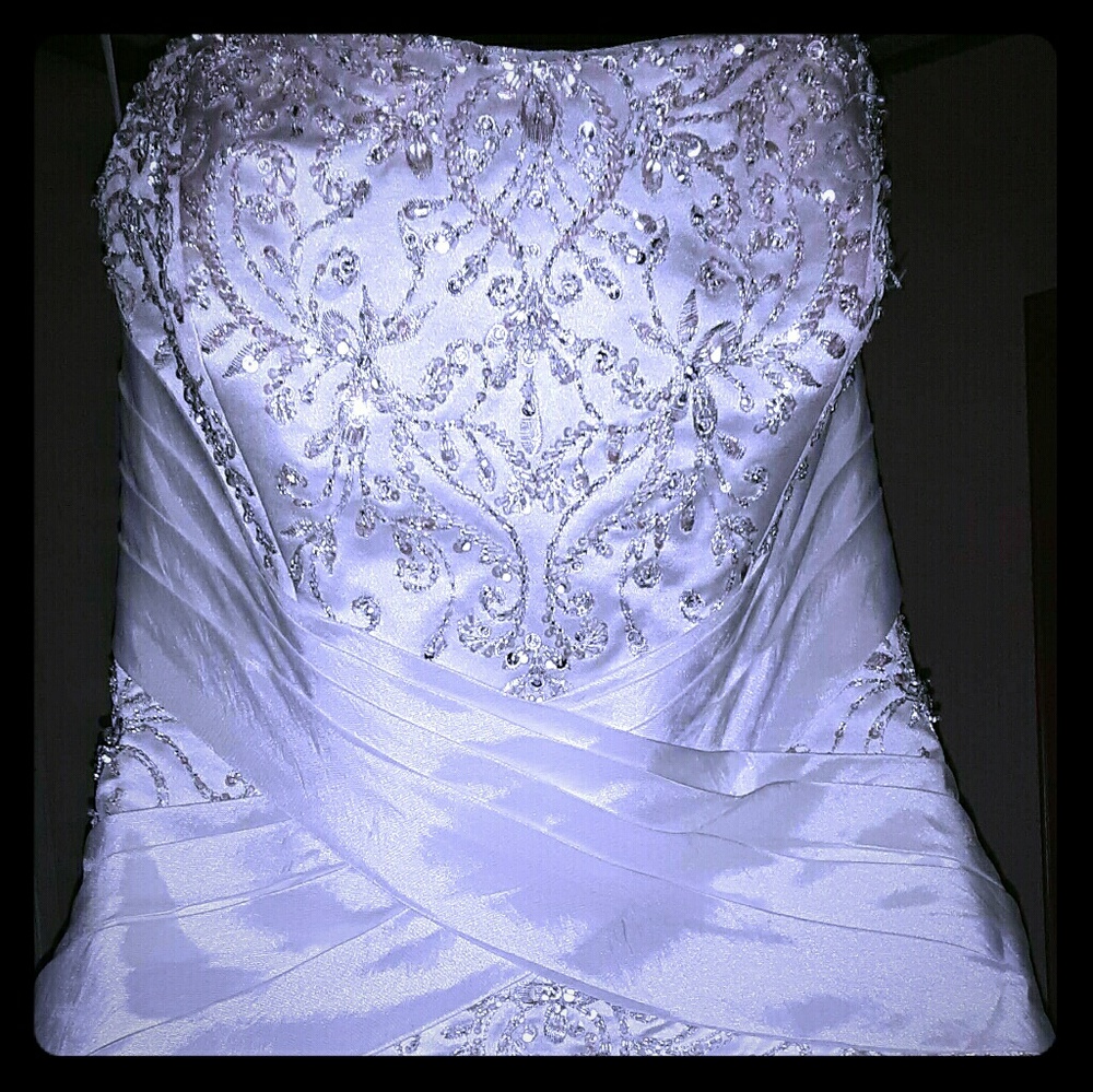 Strapless wedding dress